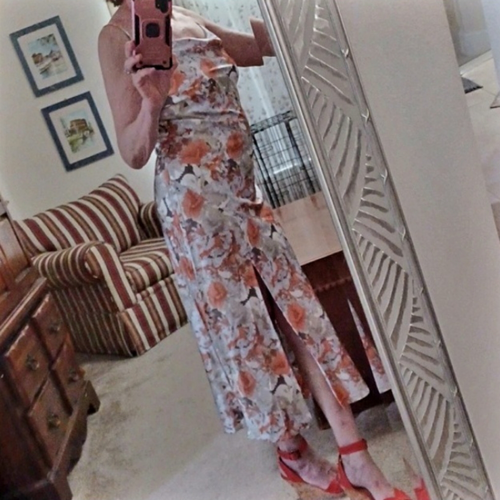 Beautiful Satin Feel Dress Hugs Your Body! - Picture 4 of 10
